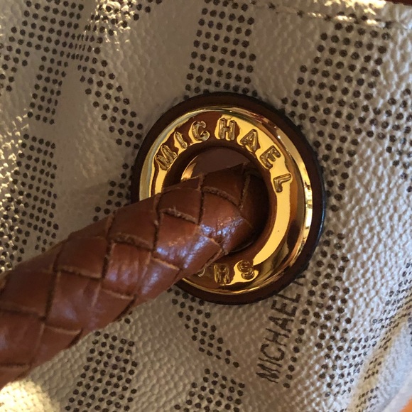 Michale Kors Jet Set Gathered Shoulder Tote - Picture 5 of 7